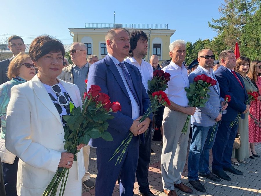 Гатчинцы возложили цветы к стеле 