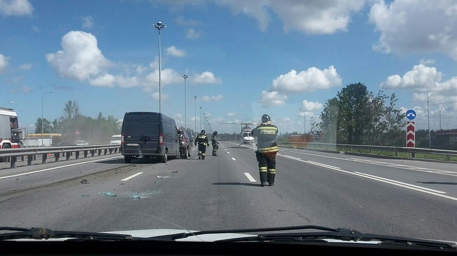 Пулковское шоссе в сторону Петербурга перекрыли из-за серьезного ДТП