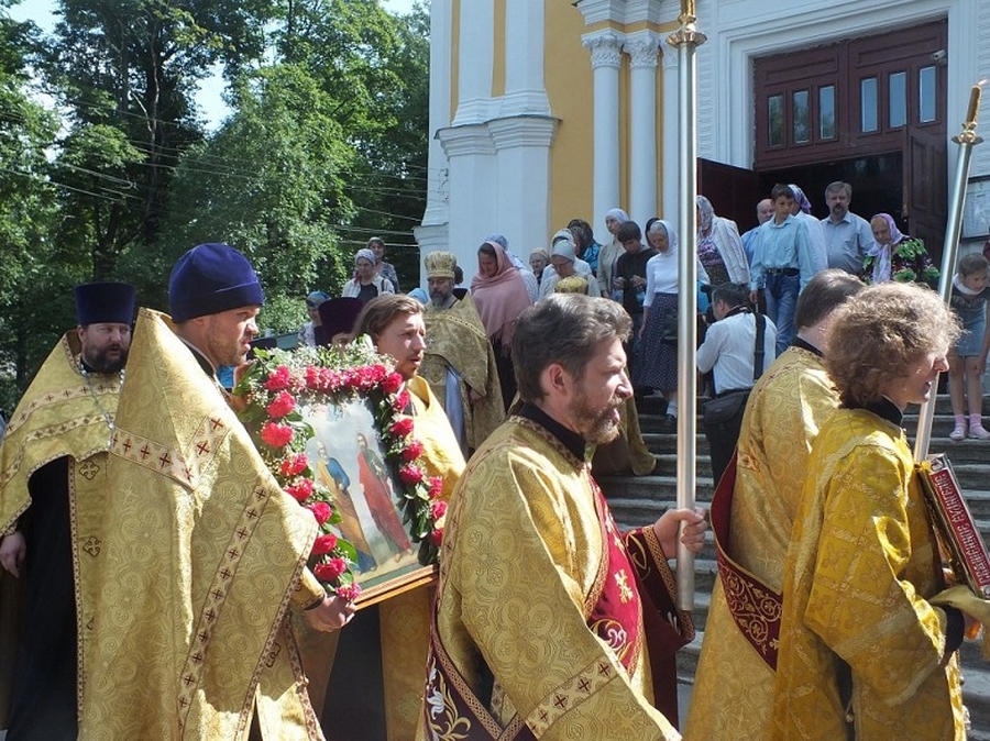 Православные христиане вступили в Петров пост