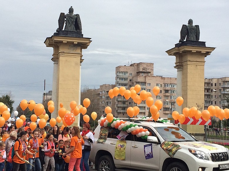 Трудовые коллективы Гатчины приняли участие в праздничном шествии