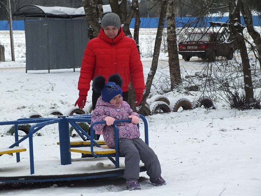 Жители Тойворово борются за  безопасность детской площадки