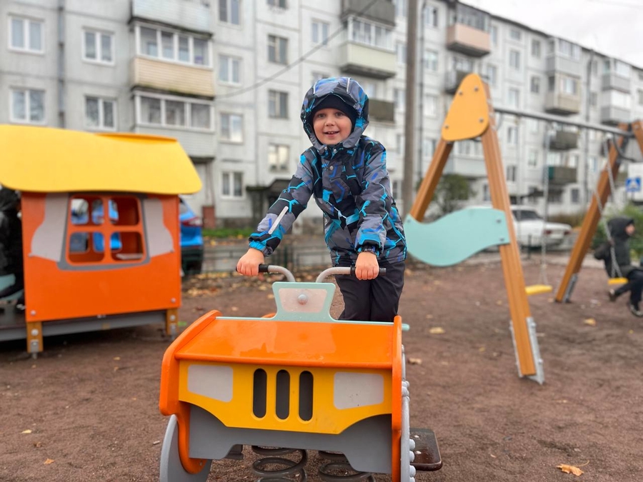 В Больших Колпанах открыли обновленную детскую площадку