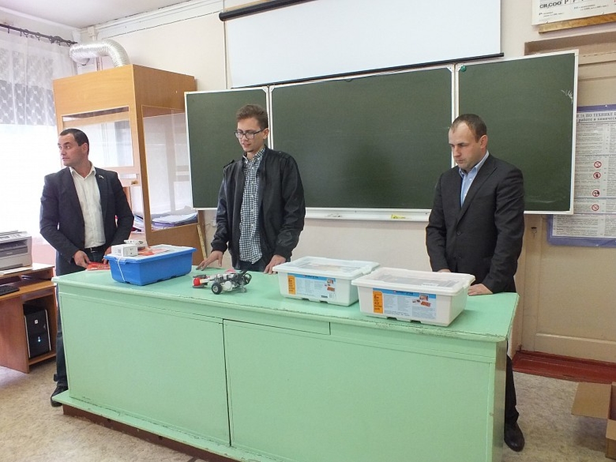 Две школы Гатчинского района получили в подарок роботов