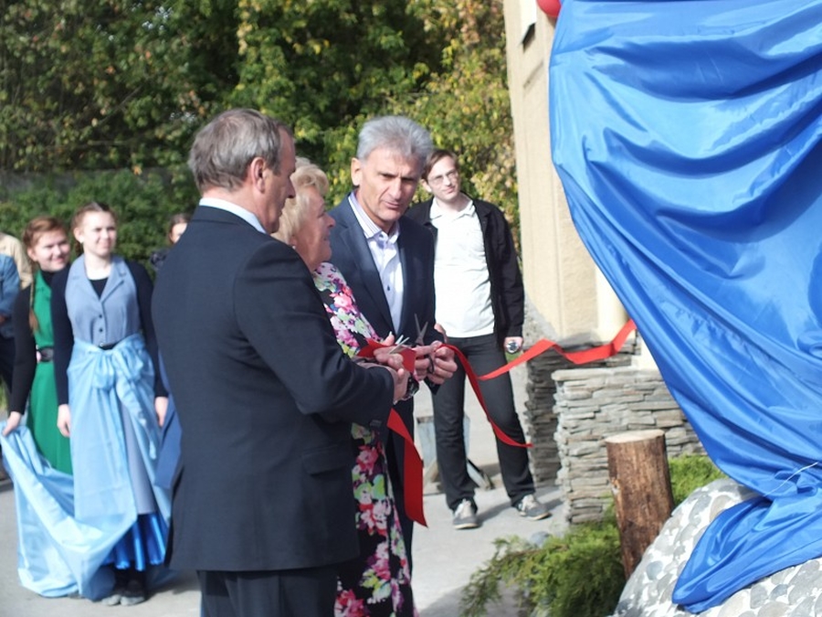 В Гатчине открыт первый памятник водовозу