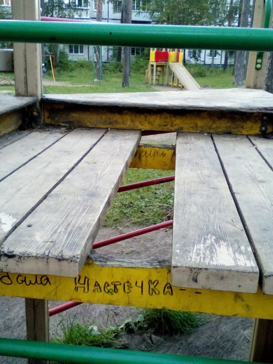 Жители Вырицы пожаловались местным властям на аварийное состояние детской площадки