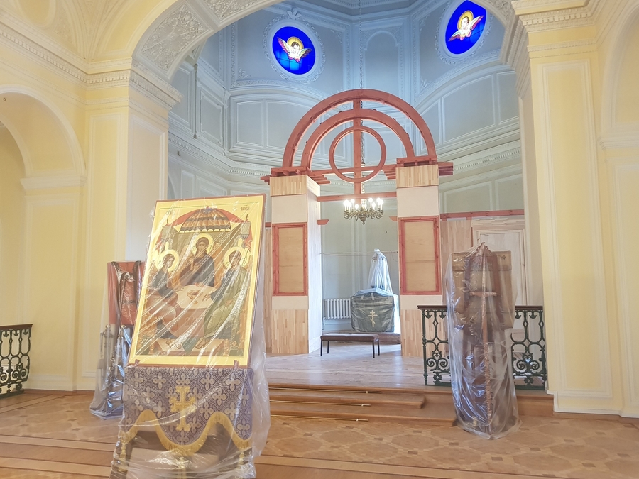 В домовой церкви Гатчинского дворца заканчивается реставрация иконостаса