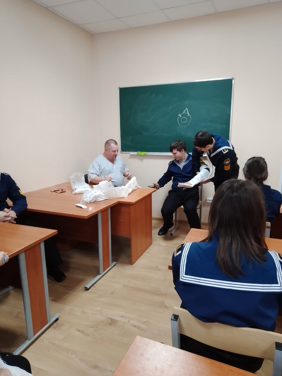 Гатчинских кадетов  учат оказывать первую медицинскую помощь