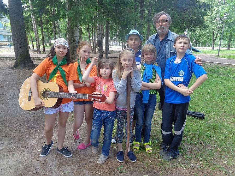 Отдыхающие лагеря «Маяк» выступили с концертом в Вырицкой библиотеке