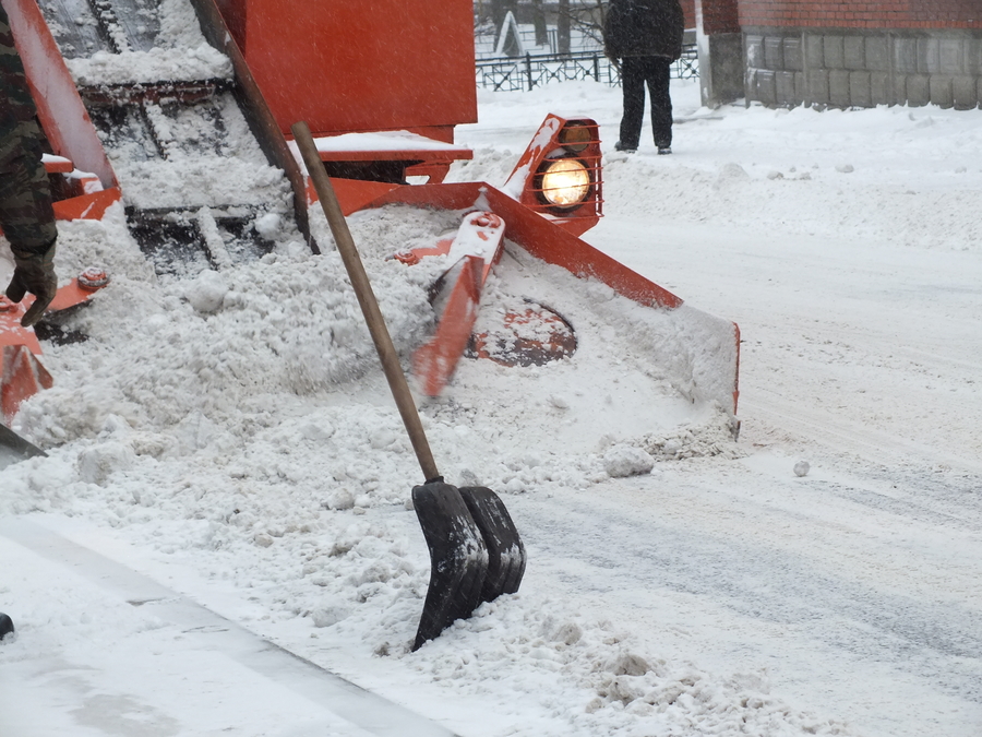 В Белогорке убирают снег