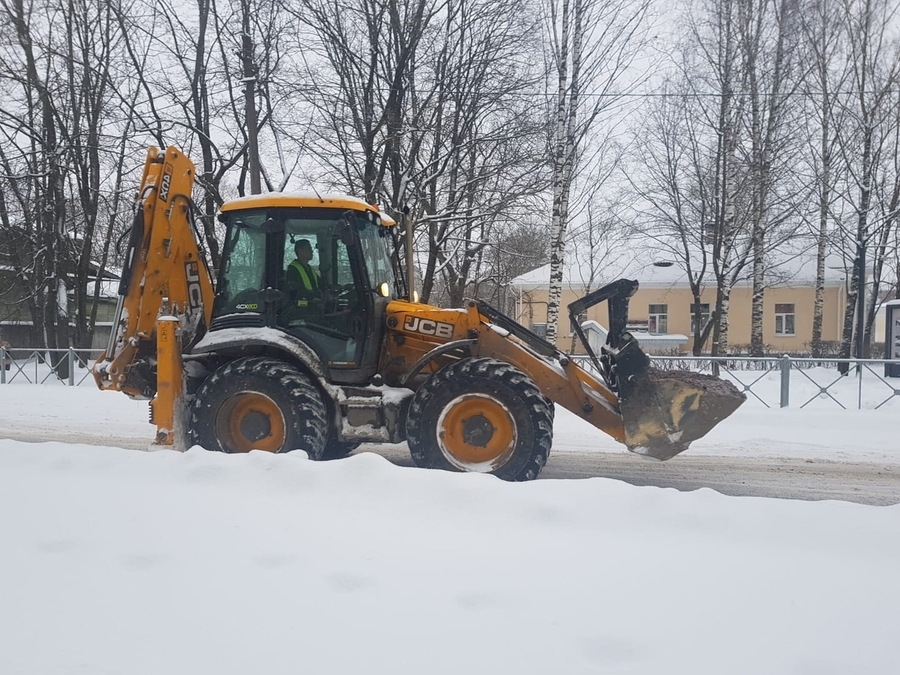 Спецтехника вышла на улицы города для борьбы со снегом