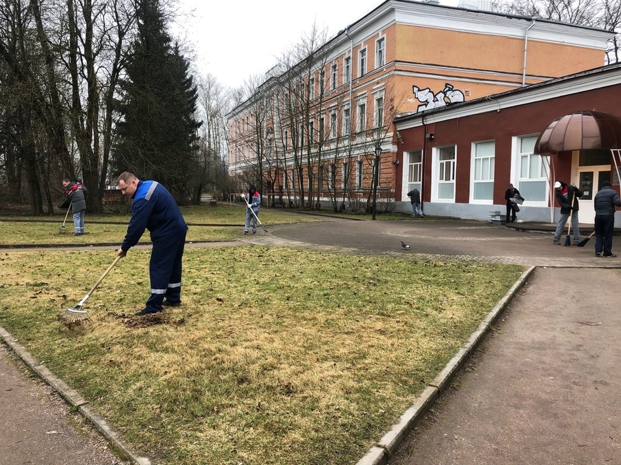 Сотрудники  АРЗ в Гатчине вышли на субботник