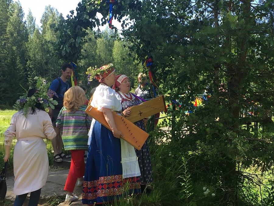 Хороводы и песни вокруг костра - в Гатчинском районе отпраздновали Юханнус