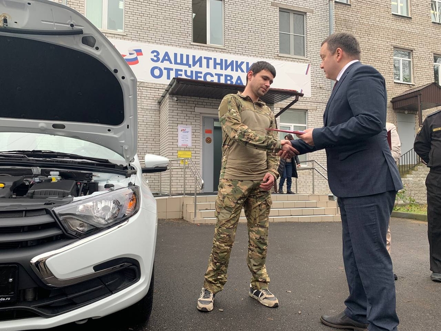 Бойцам СВО вручили в Гатчине ключи от новых LADA