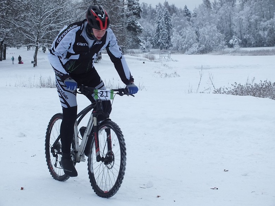 В воскресенье гатчинские велосипедисты покоряли снежные сугробы