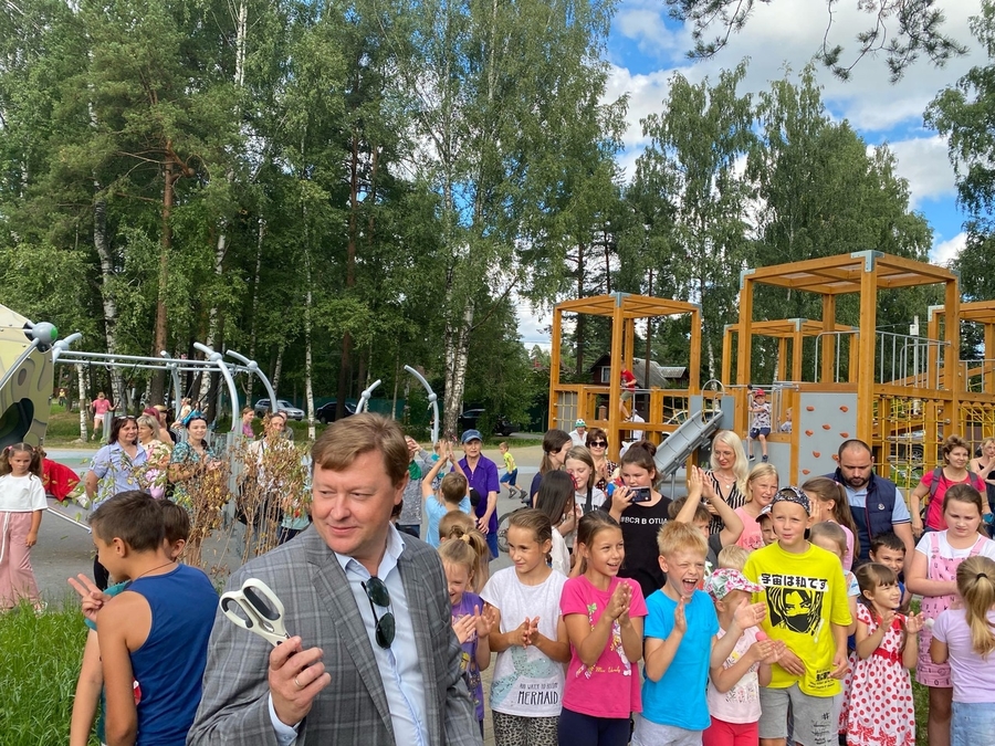 В Вырице открылись две новые детские площадки