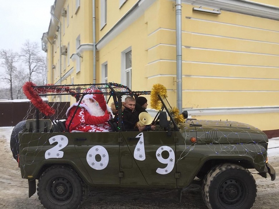 В Гатчине стартовал автопробег Деда Мороза