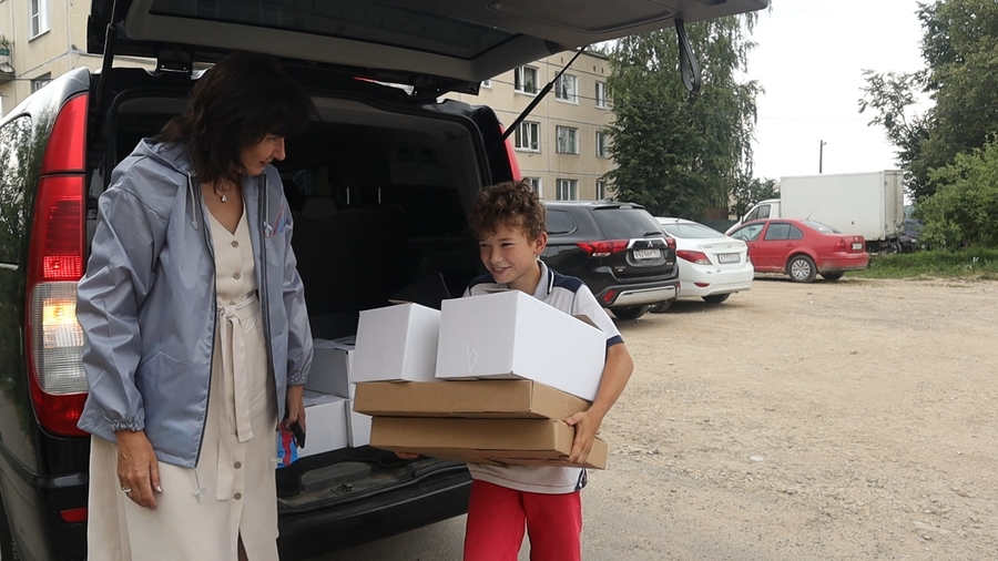 Волонтеры помогают семье погорельцев из Гатчинского района 