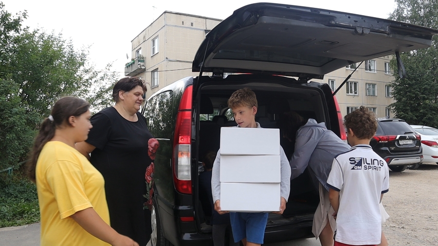 Волонтеры помогают семье погорельцев из Гатчинского района 