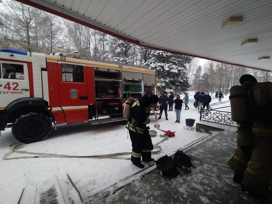 Пожарные прибыли в Гатчинскую КМБ на тренировку