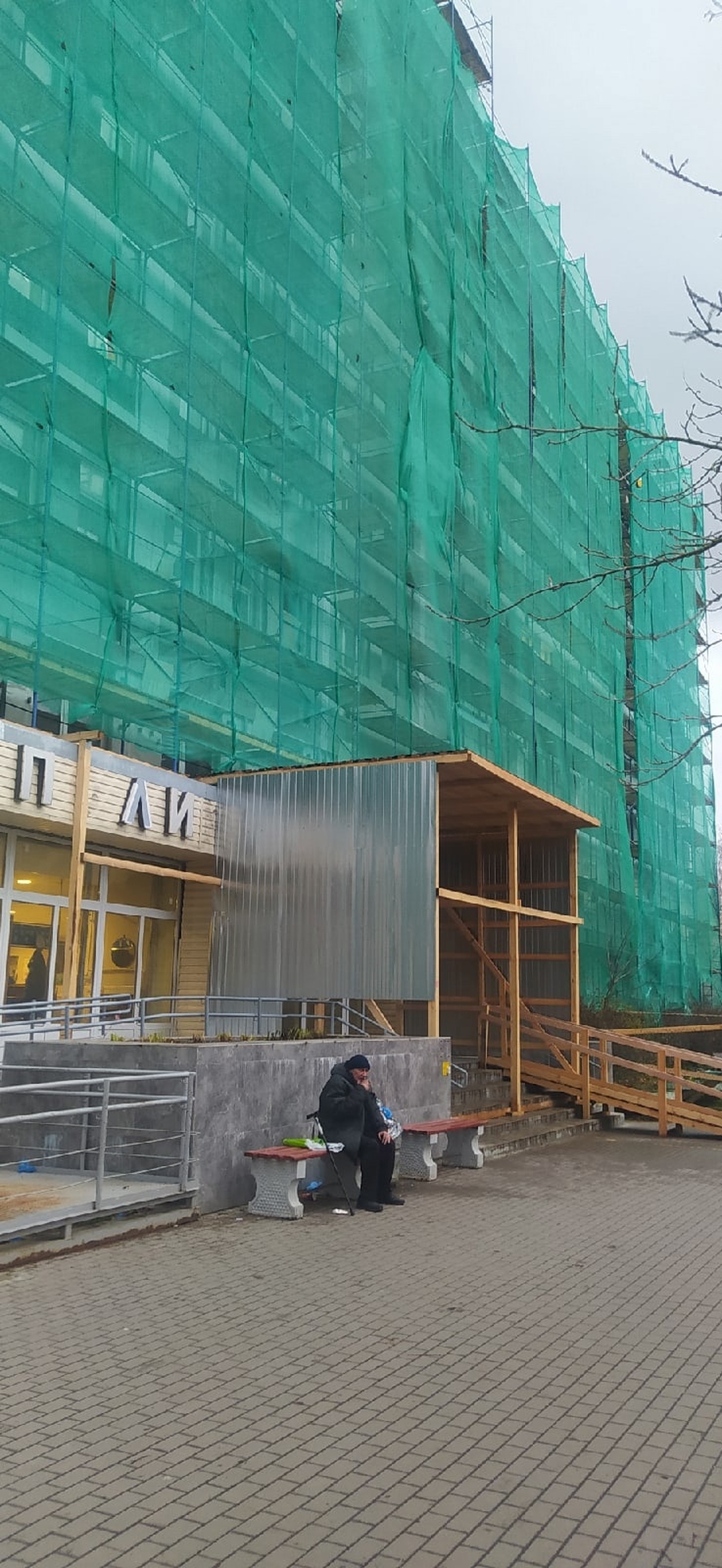 Продолжается обновление фасадов гатчинской поликлиники