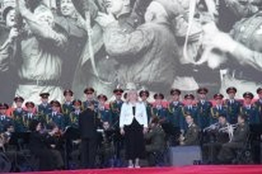 Елена Львова  выступила в праздничном концерте на Дворцовой площади
