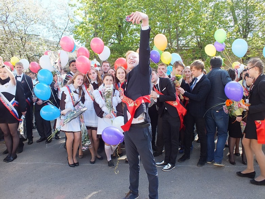 Выпускники гимназии Ушинского выпустили в небо воздушные шары