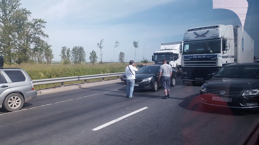 На Киевском шоссе - пробка из-за ДТП и дорожных работ