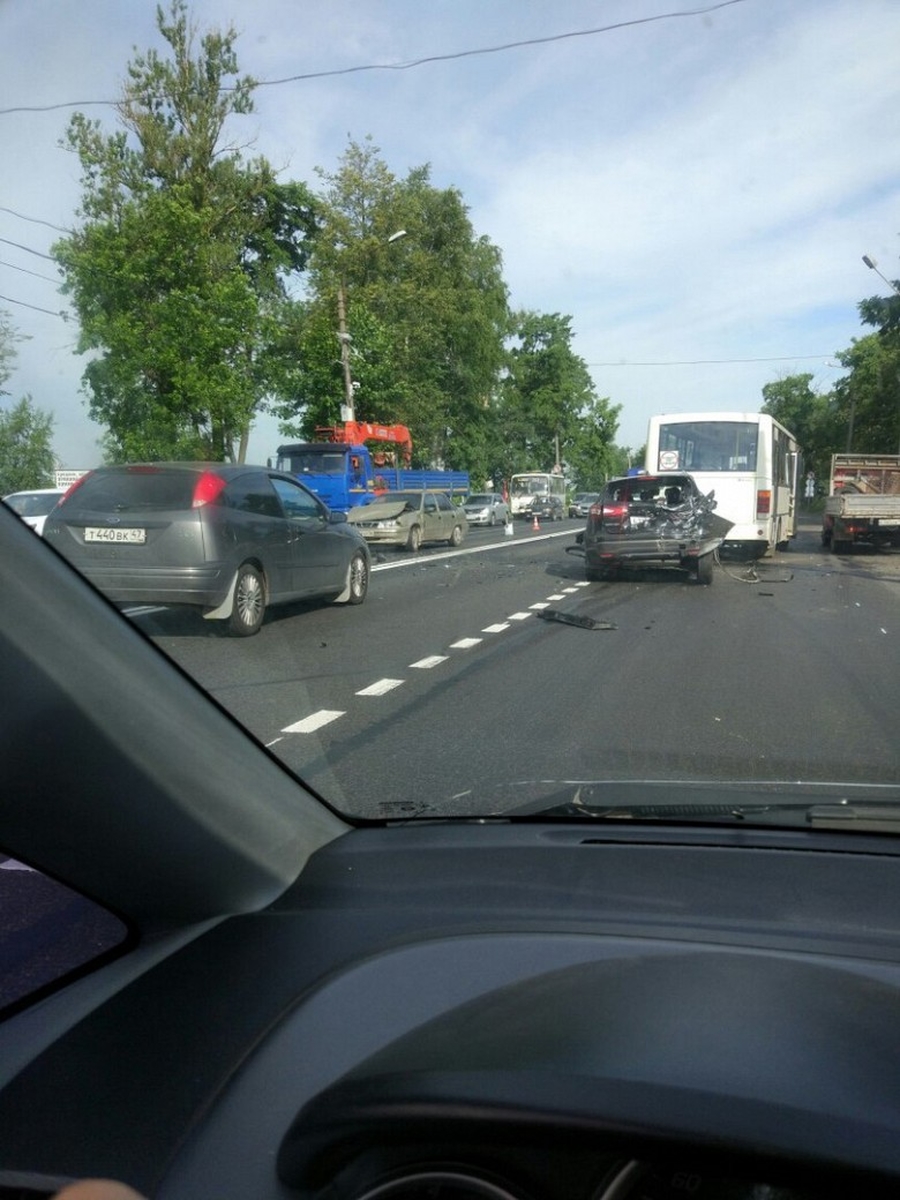 На Московском шоссе -  лобовое столкновение 2 авто и большая пробка