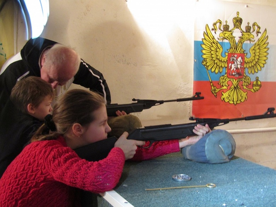 Школьники Гатчинского района взяли в руки винтовки
