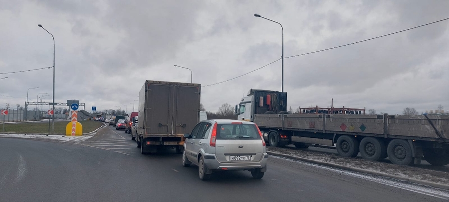 Ремонт на виадуке в Гатчине тормозит автодвижение