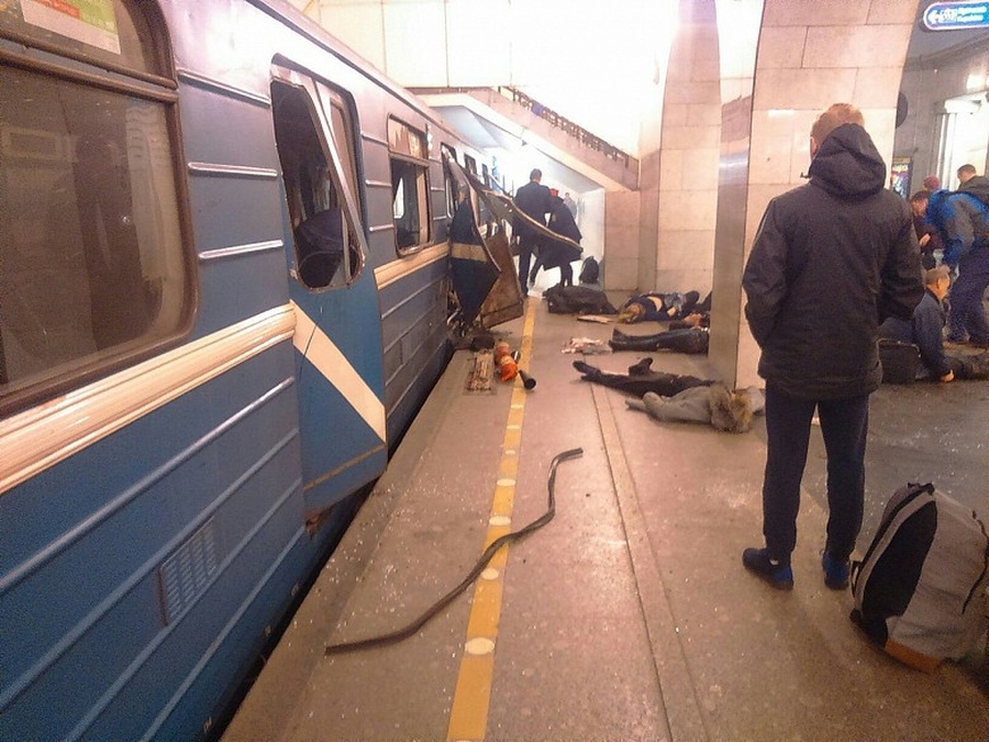 При взрывах в метро погибли около 10 человек