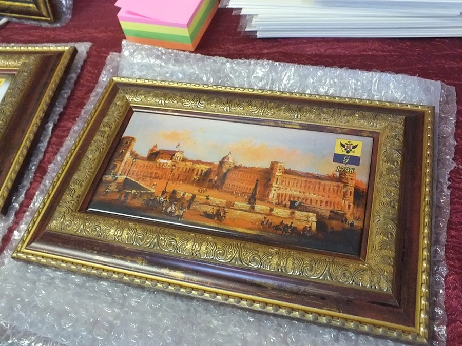 В Гатчине делают сувениры со сроком годности 500 лет!