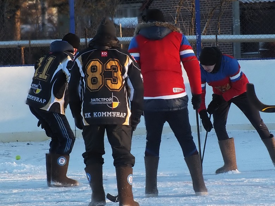Команда Таицкого поселения лучше всех играет в хоккей в валенках