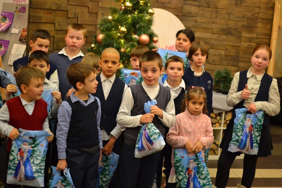 Гатчинских ребятишек пригласили на благотворительный новогодний вечер