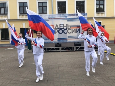 ВИДЕО День России- паспорта вручены, меч передан на хранение в музей