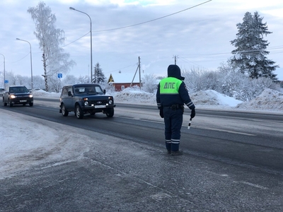 Сотрудники ГИБДД следят за Гатчинскими дорогами