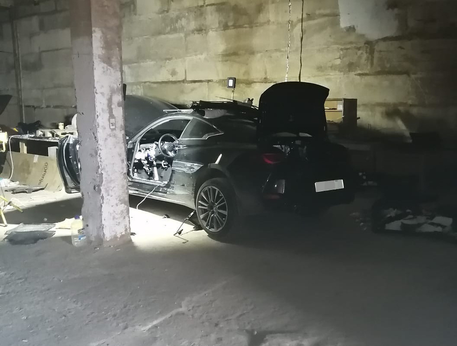 Сразу три угнанные машины нашлись в гараже под Гатчиной