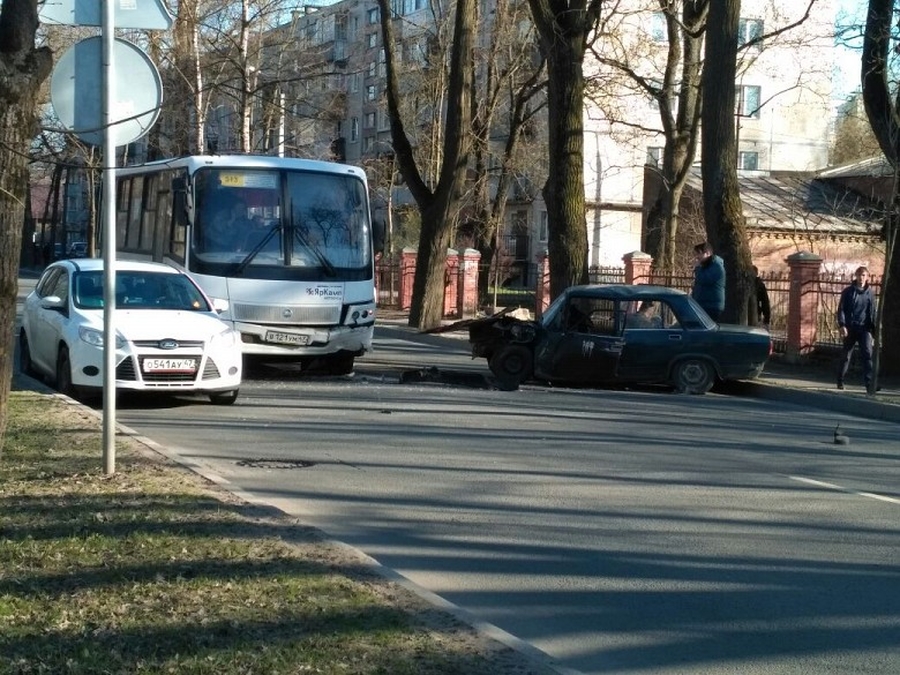 ДТП в Гатчине затруднило движение транспорта на ул. Карла Маркса