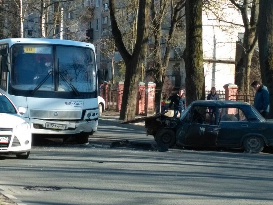 ДТП в Гатчине затруднило движение транспорта на ул. Карла Маркса