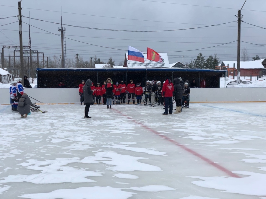 В Лукашах на льду встретились детские хоккейные команды