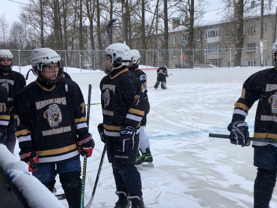 В Лукашах на льду встретились детские хоккейные команды