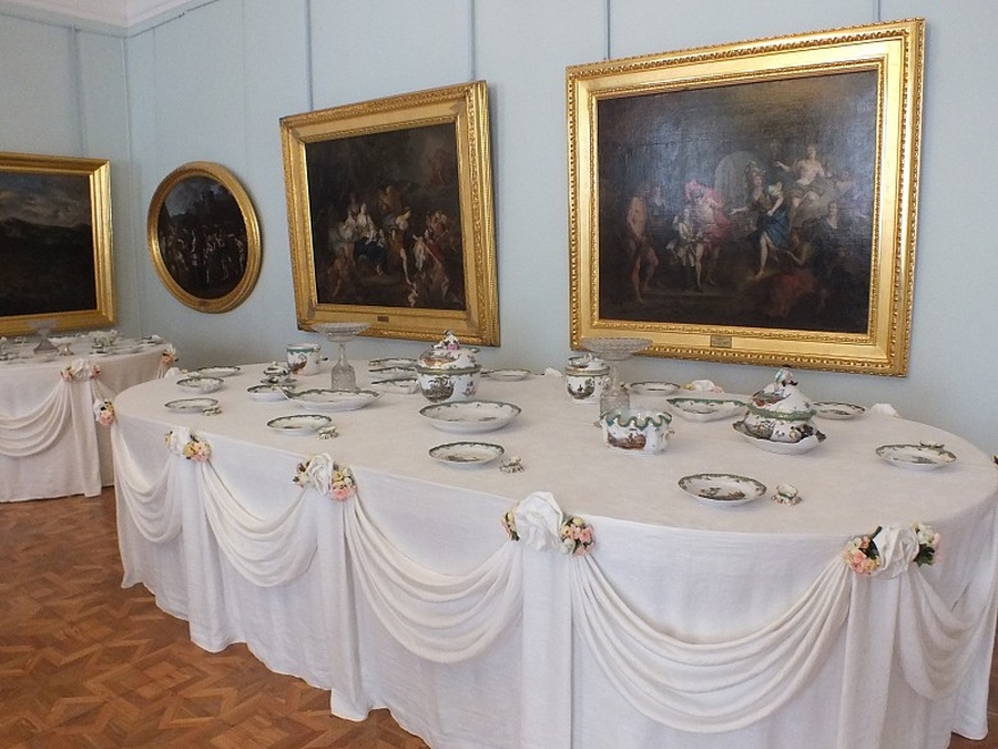 Гатчинский дворец презентовал выставку в отреставрированных залах третьего этажа