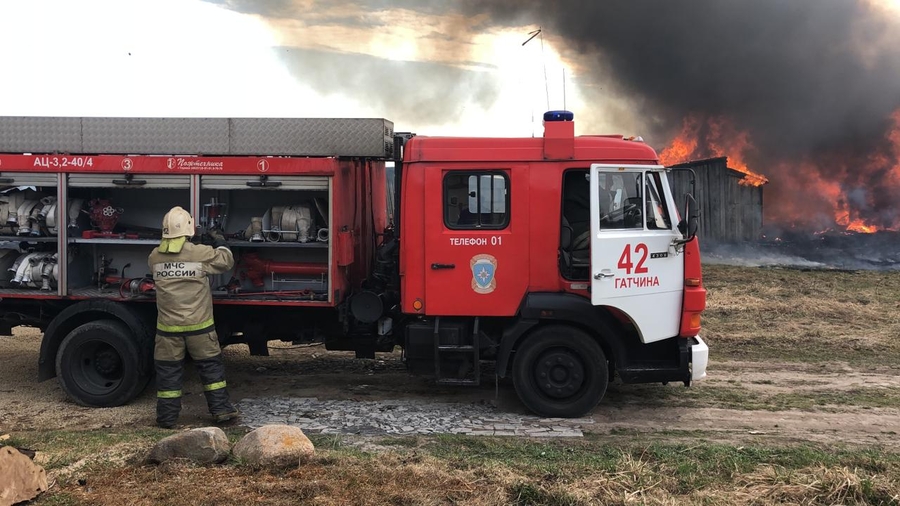 В пожаре в Тайцах есть пострадавший