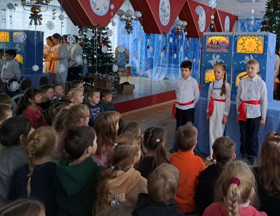 Малышам из 24 детсада Гатчины показали Рождественский вертеп