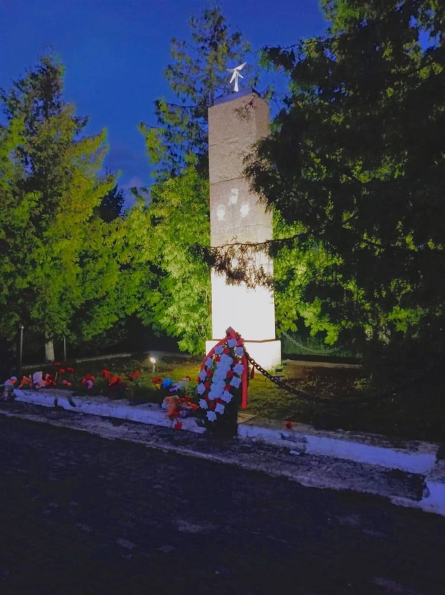 Памятник детям-узникам концлагеля в Вырице теперь виден и в темноте