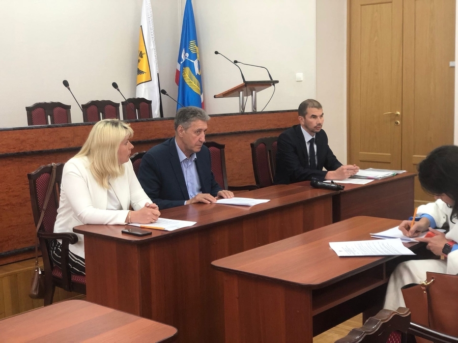 Непрекращающуюся вонь в Гатчине депутаты обсудили с представителями инстанций
