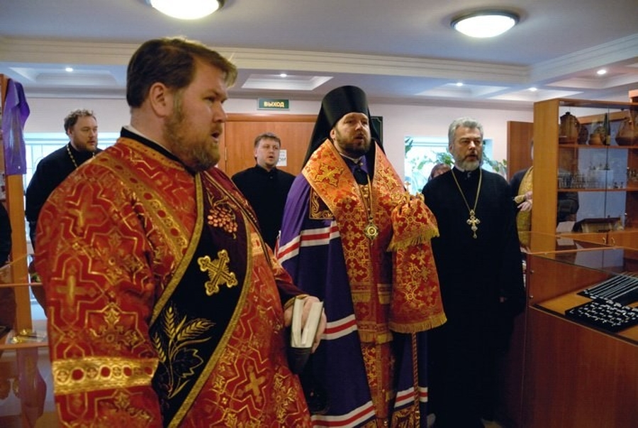 Епископ Митрофан освятил здание Гатчинского Епархиального управления