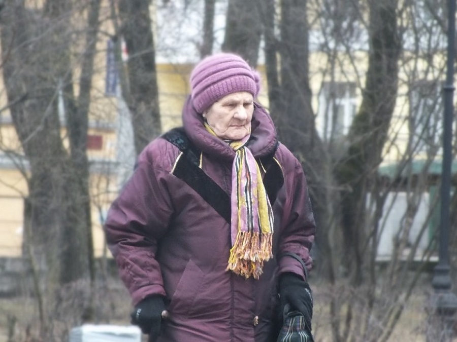 Пенсионерка из Гатчины отдала ценности бандиту с чулком на голове