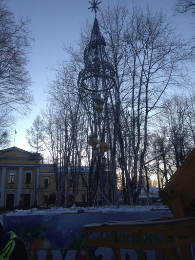 В Гатчине разбирают новогоднюю елку