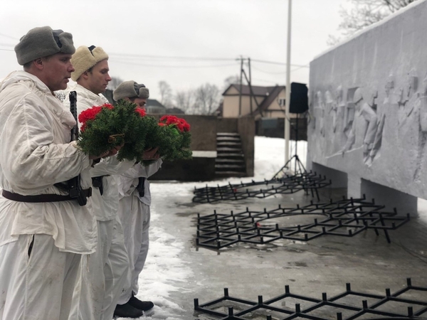 Митинг в день освобождения Гатчины от немецких захватчиков у мемориала воинской славы на улице Солодухина 